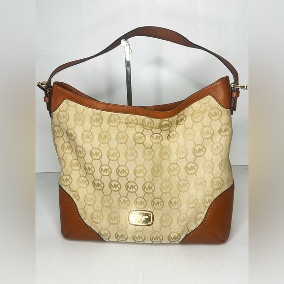 Michael Kors Handbags - 💕Authentic💕 Michael Kors Millbrook Large Shoulder Bag